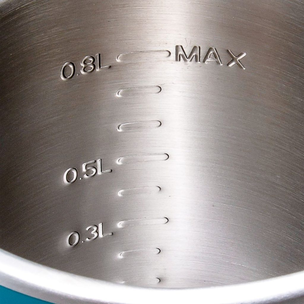 MAKITA Vedenkeitin XGT. Lähikuvassa Vedenkeitin XGT:n vesiasteikko.