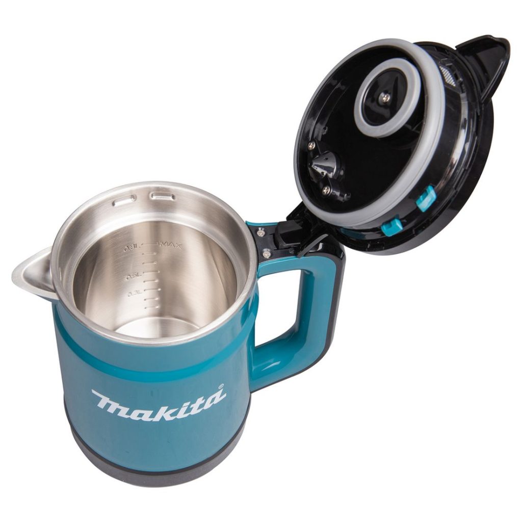 MAKITA Vedenkeitin XGT. Kuvassa Vedenkeitin XGT yläviistosta kansi auki.