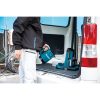 MAKITA Vedenkeitin XGT. Kuvassa Vedenkeitin XGT pakettiauton tavaratilassa. Henkilö kaatamassa vettä vedenkeittimestä astiaan.