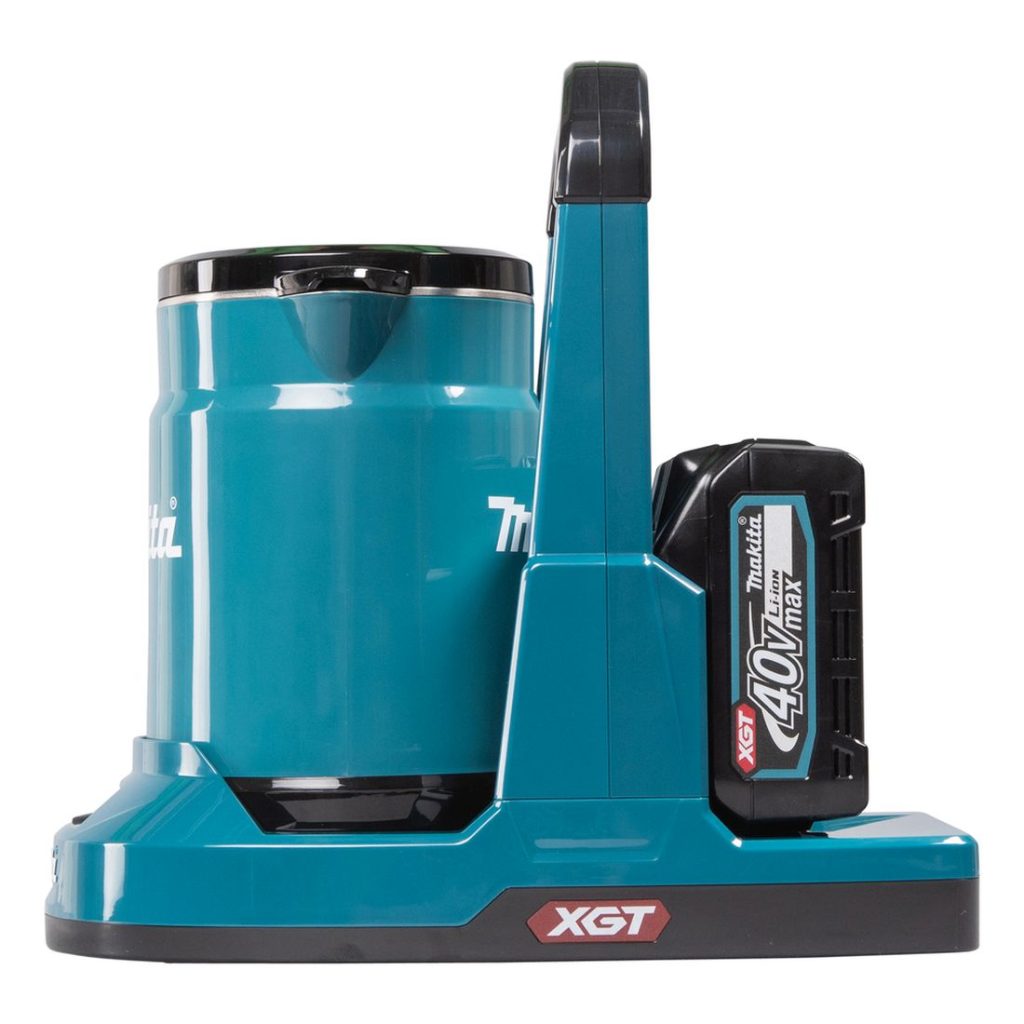 MAKITA Vedenkeitin XGT. Kuvassa Vedenkeitin XGT vasemmalta sivustapäin.