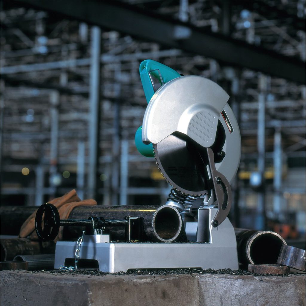 MAKITA Metallisaha. Kuvassa metallisaha työmaalla betonilaatan päällä.