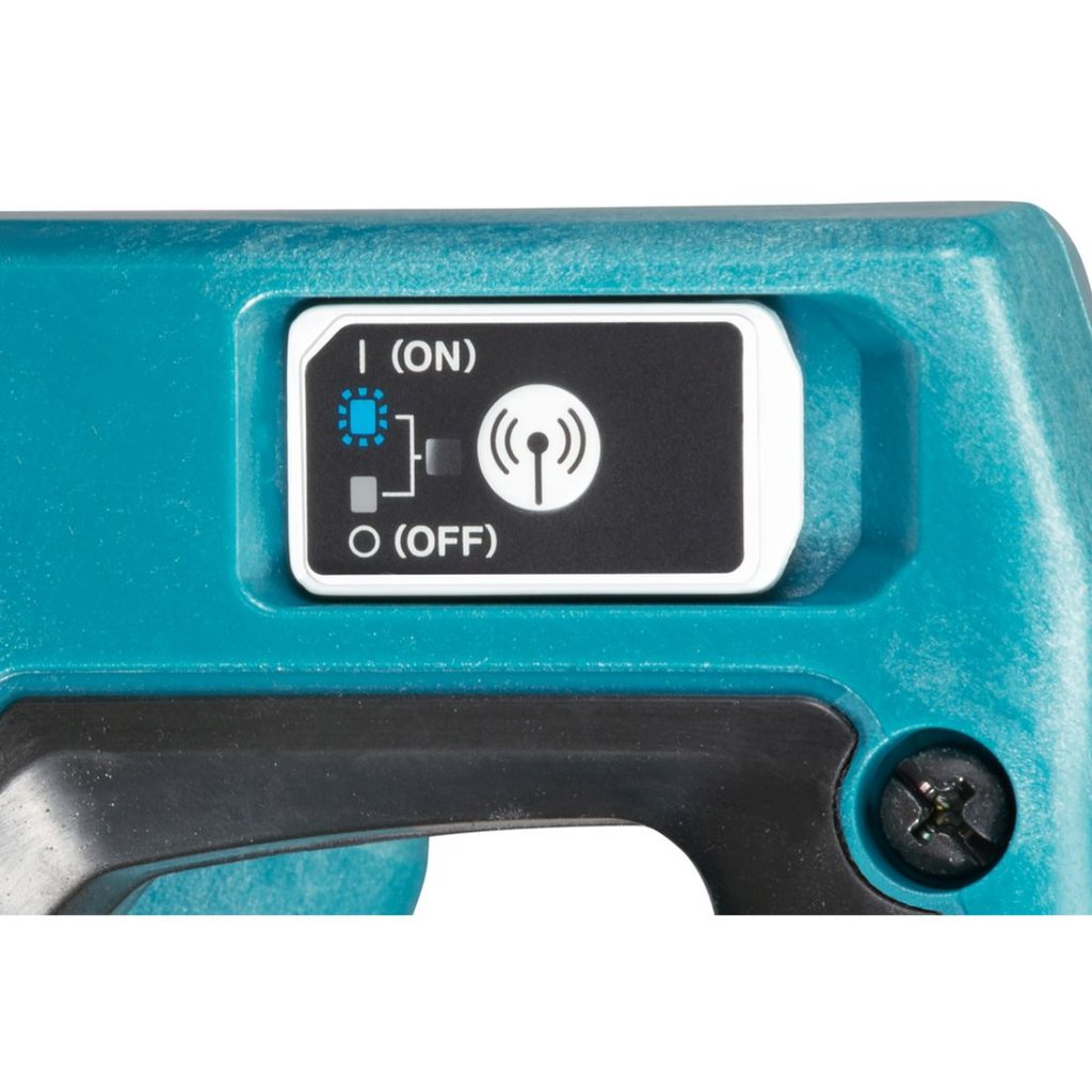 MAKITA Katkaisu- ja jiirisaha XGT. Lähikuvassa Katkaisu- ja jiirisaha XGT:n Bluetooth etäkäynnistystoiminto.