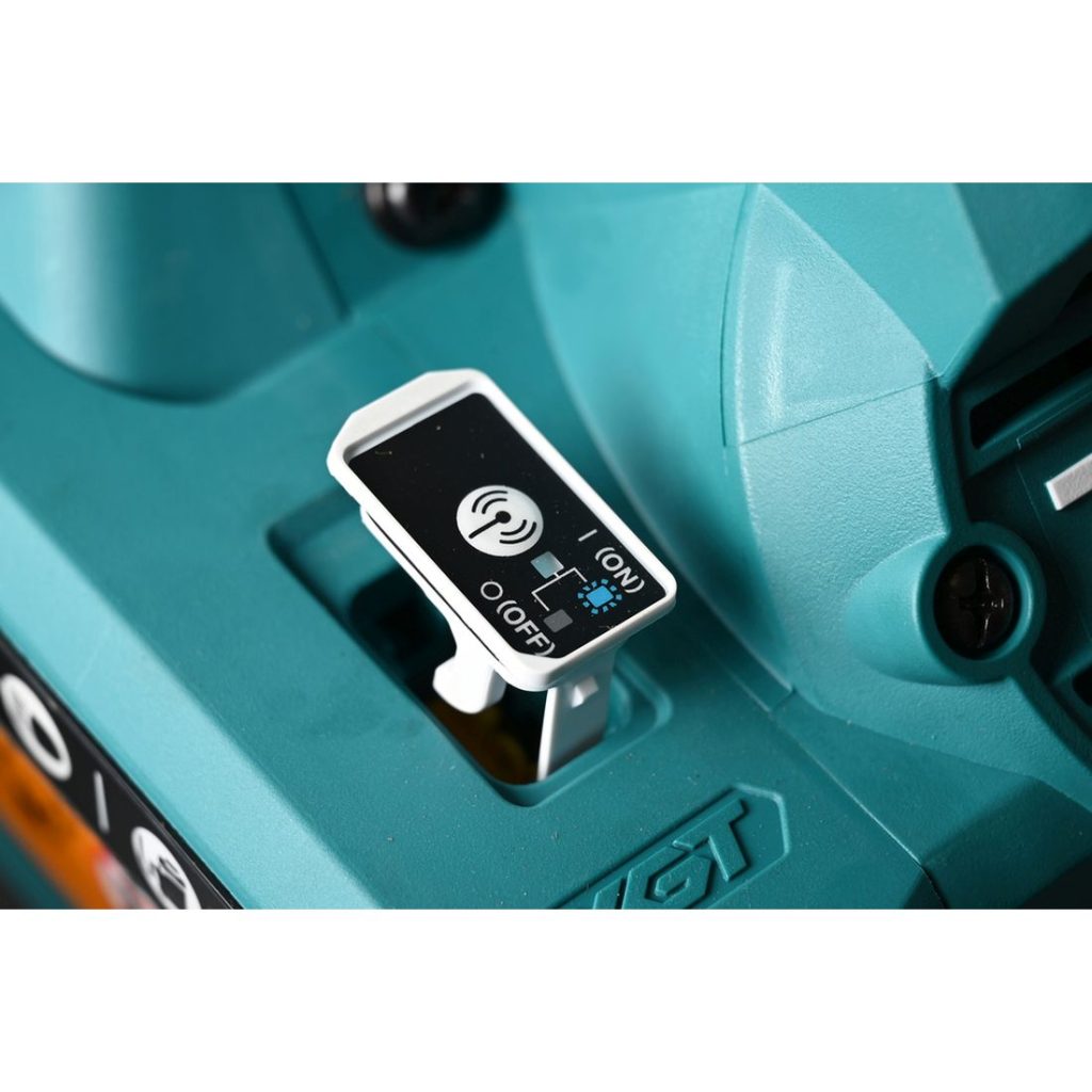 MAKITA Katkaisu- ja jiirisaha XGT. Lähikuvassa Katkaisu- ja jiirisaha XGT:n Bluetooth etäkäynnistystoiminto.