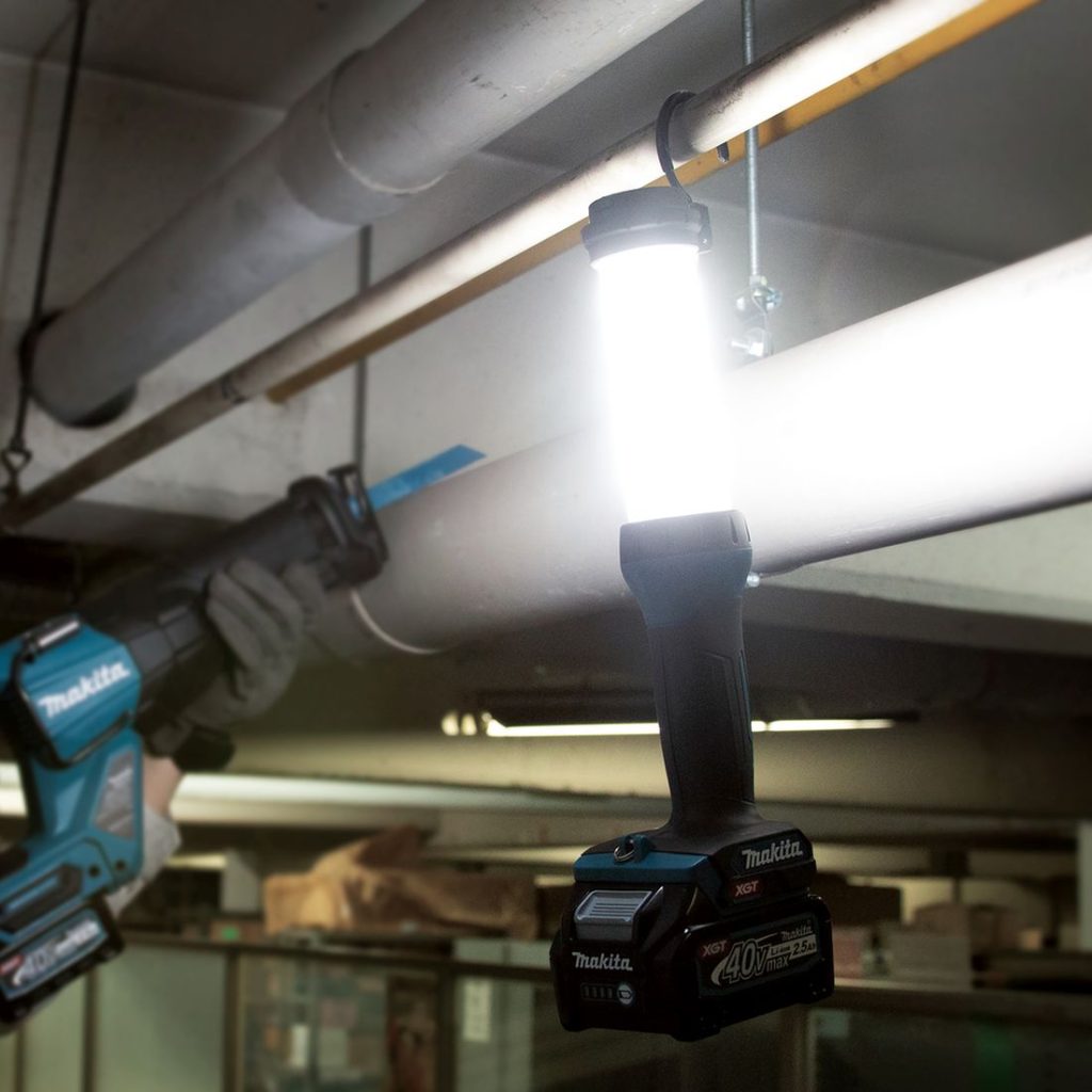 MAKITA LED-valaisin XGT. Kuvassa LED-valaisin XGT ripustettuna katossa sijaitsevaan putkeen.