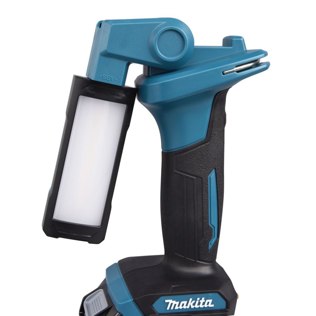 MAKITA LED-valaisin XGT. Kuvassa LED-valaisin XGT:n valo käännetty ala-asentoon.