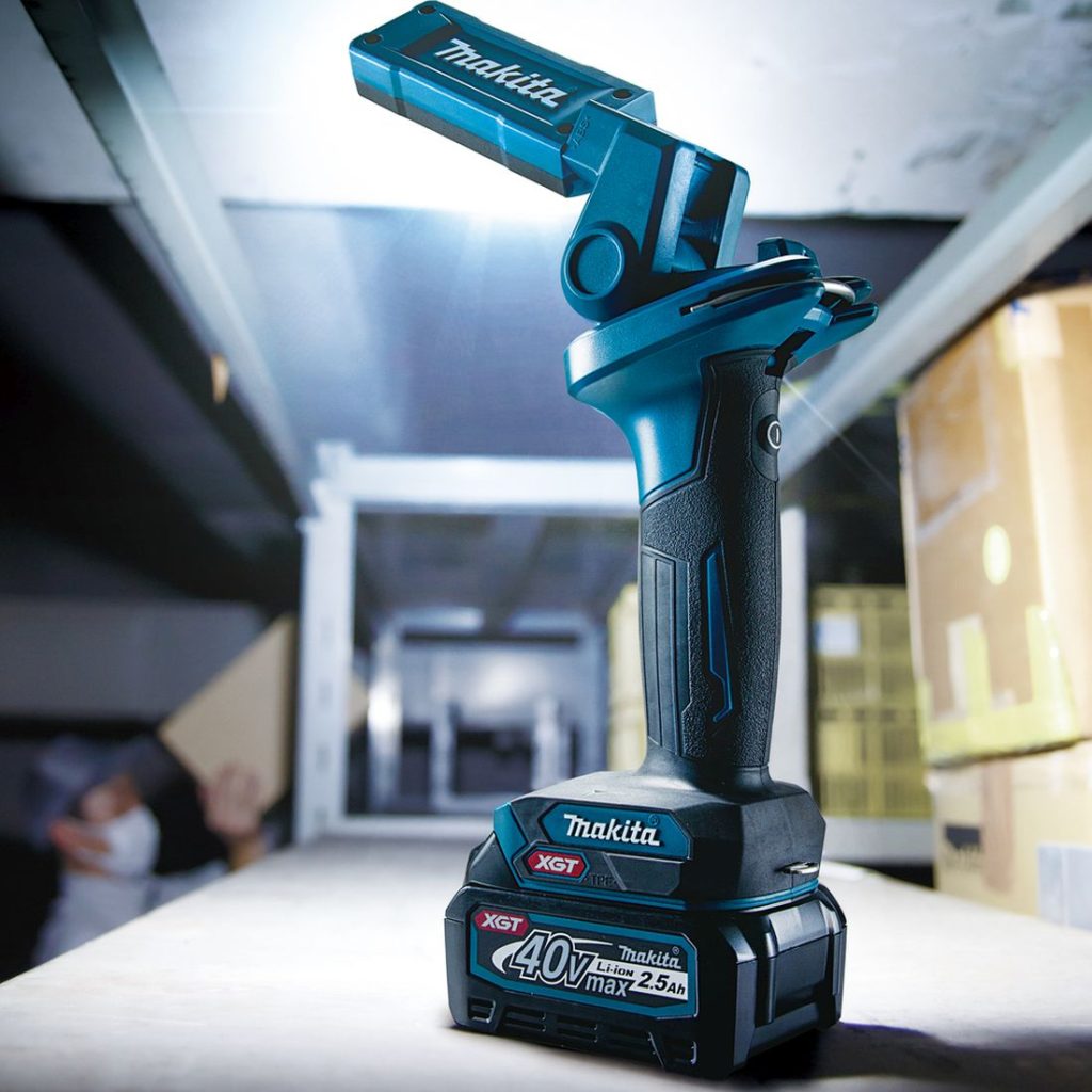 MAKITA LED-valaisin XGT. Kuvassa LED-valaisin XGT pimeässä varastossa valaisin päällä.