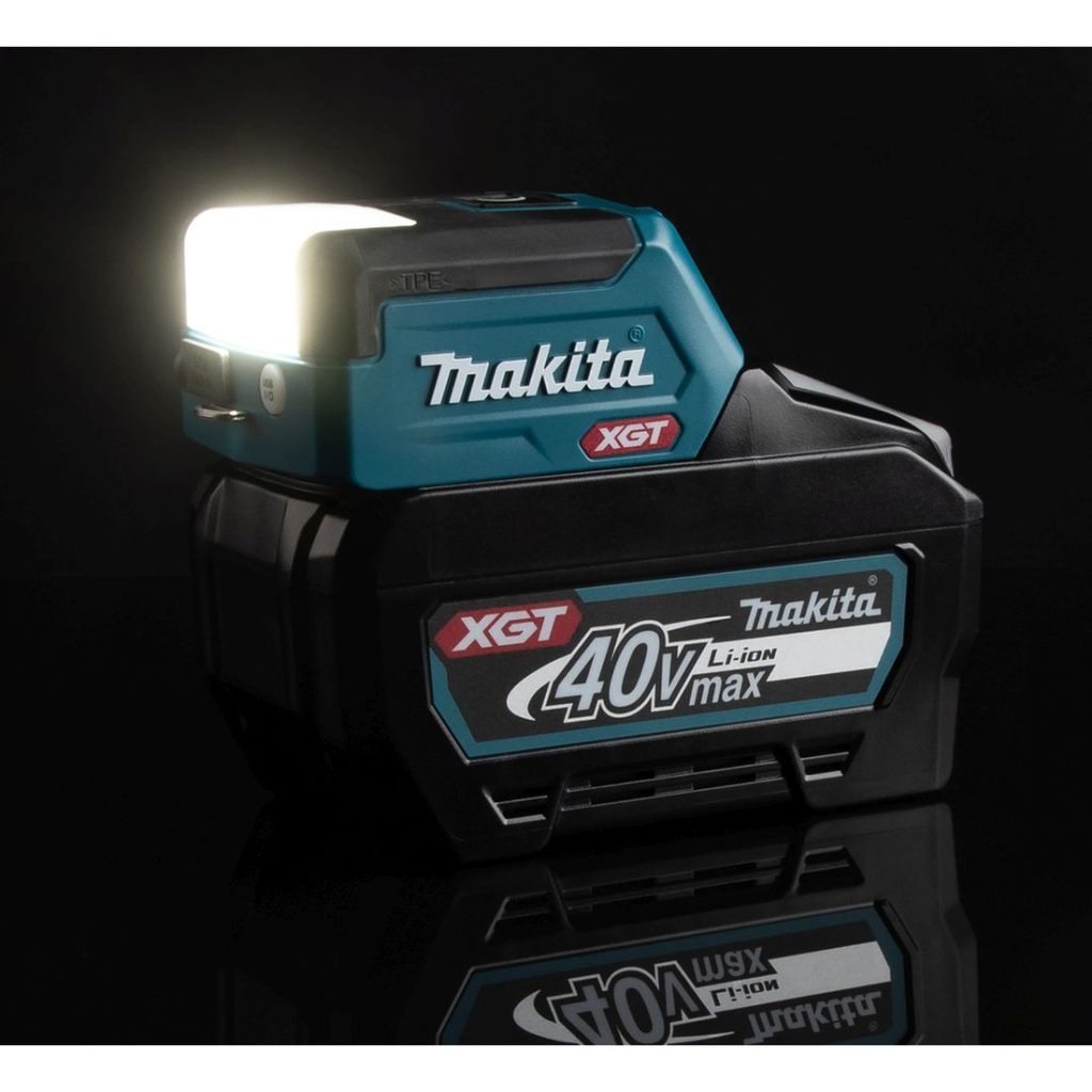 MAKITA LED-valaisin XGT. Kuvassa LED-valaisin XGT pimeässä oikealta etuviistosta valaisin päällä.