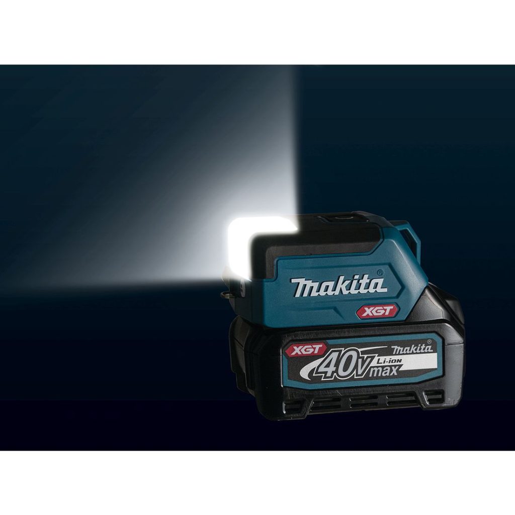 MAKITA LED-valaisin XGT. Kuvassa LED-valaisin XGT pimeässä vasemmalta sivustapäin valo suunnattuna yläviistoon.