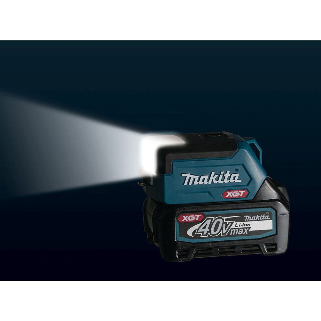 MAKITA LED-valaisin XGT. Kuvassa LED-valaisin XGT pimeässä vasemmalta sivustapäin valo suunnattuna eteenpäin.