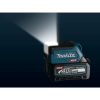 MAKITA LED-valaisin XGT. Kuvassa LED-valaisin XGT pimeässä vasemmalta sivustapäin valo suunnattuna ylöspäin.