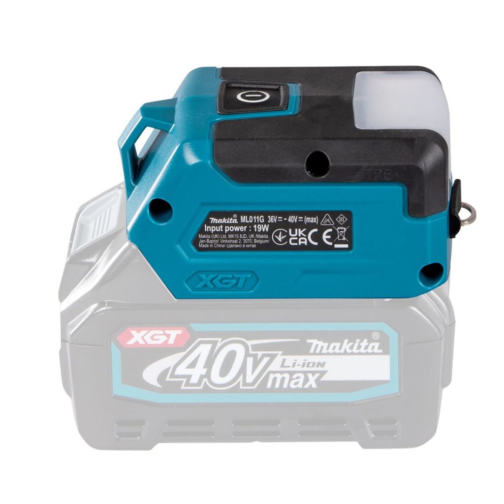 MAKITA LED-valaisin XGT. Kuvassa LED-valaisin XGT oikealta sivustapäin.