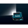 MAKITA LED-valaisin CXT. Kuvassa LED-valaisin CXT pimeässä vasemmalta sivustapäin valaisin suunnattuna yläviistoon.