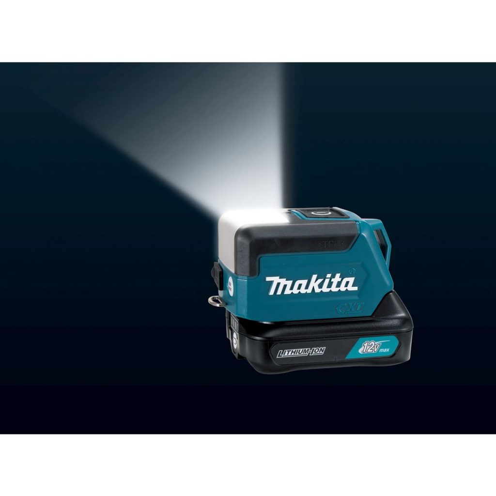 MAKITA LED-valaisin CXT. Kuvassa LED-valaisin CXT pimeässä vasemmalta sivustapäin valaisin suunnattuna ylöspäin.
