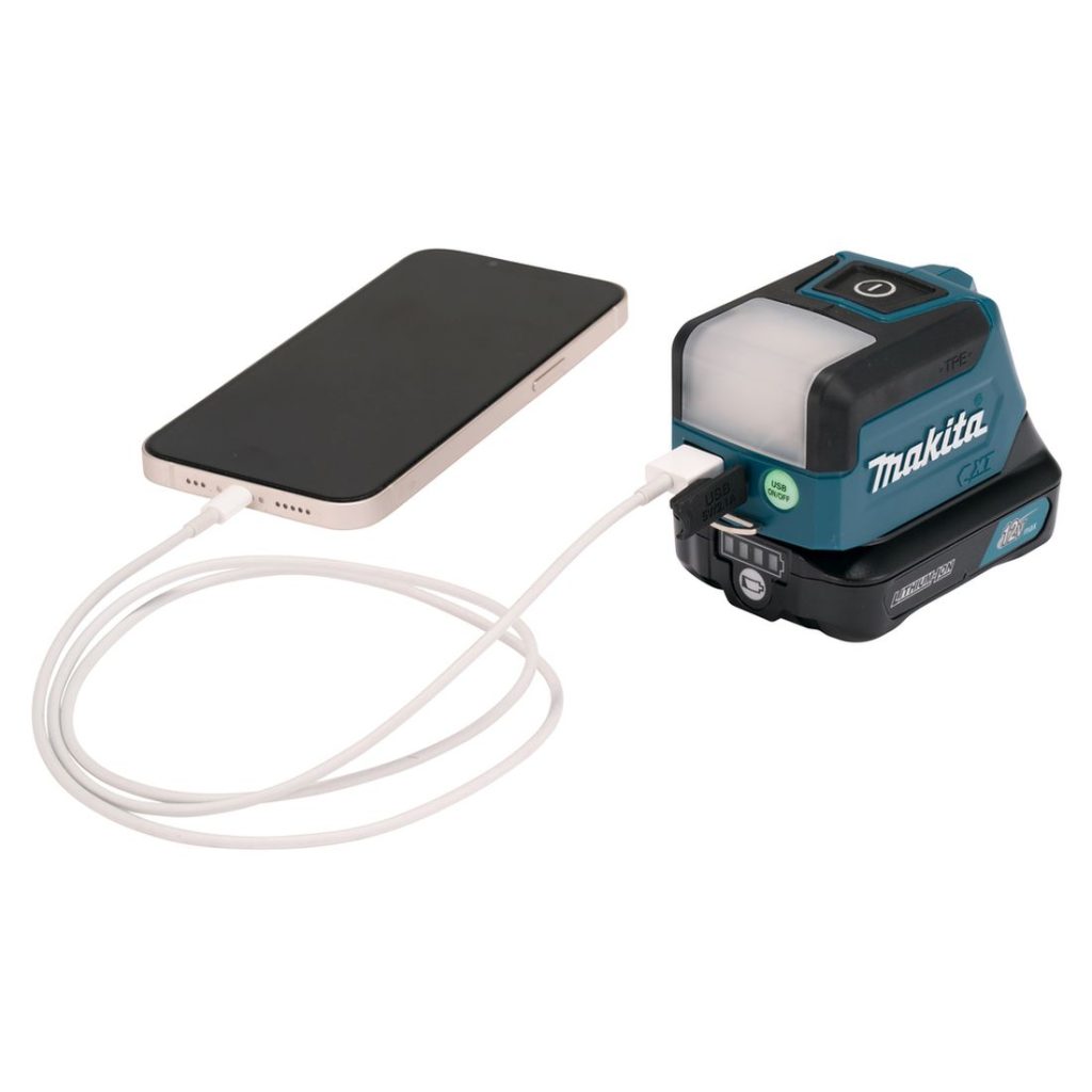 MAKITA LED-valaisin CXT. Kuvassa matkapuhelin yhdistetty USB-kaapelilla LED-valaisin CXT:hen puhelimen latausta varten.