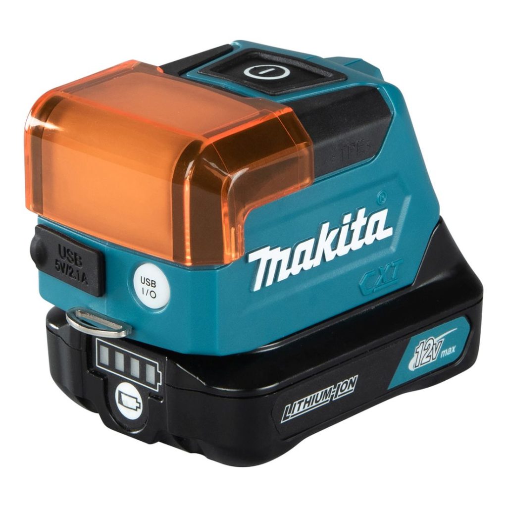 MAKITA LED-valaisin CXT. Kuvassa LED-valaisin CXT oikealta etuyläviistosta häikäisysuoja kiinnitettynä.