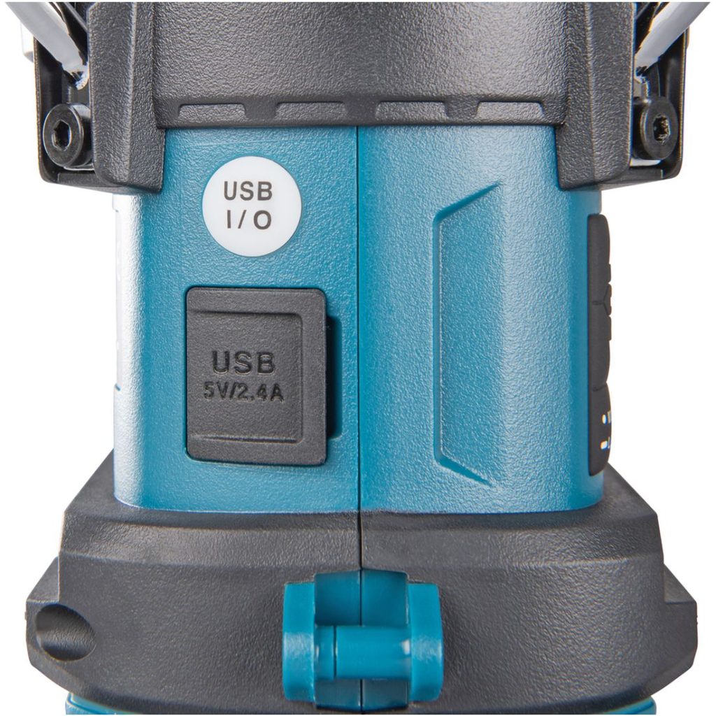 MAKITA Lyhty / Radio / Kaiutin XGT. Lähikuvassa Lyhty / Radio / Kaiutin XGT:n USB-liitäntä. Kuvassa liitännän suojaluukku kiinni.