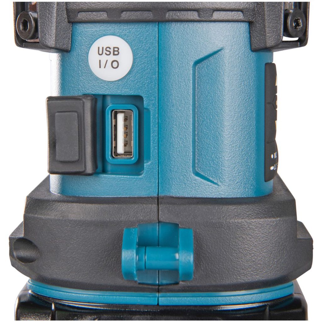 MAKITA Lyhty / Radio / Kaiutin XGT. Lähikuvassa Lyhty / Radio / Kaiutin XGT:n USB-liitäntä. Kuvassa liitännän suojaluukku auki.