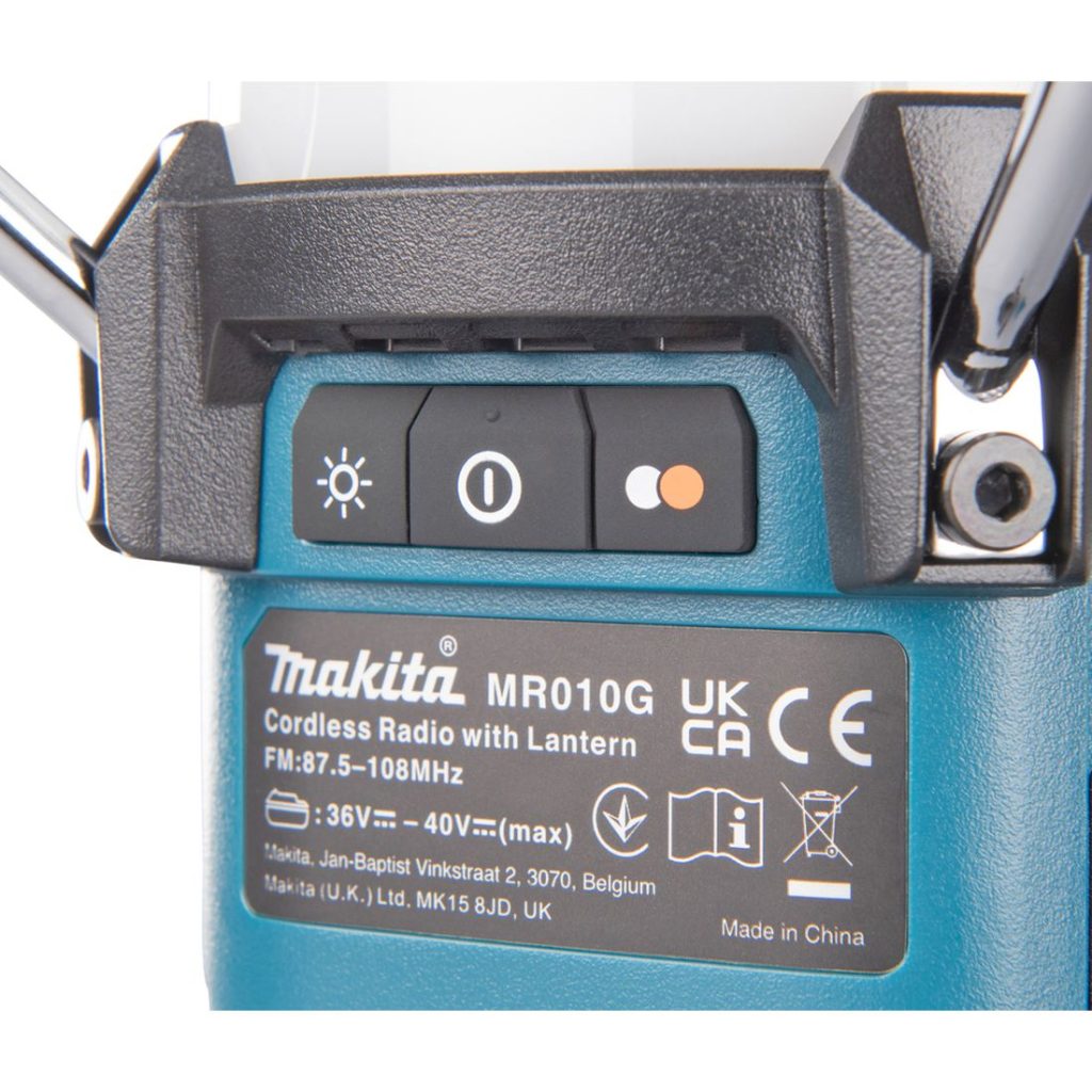 MAKITA Lyhty / Radio / Kaiutin XGT. Lähikuvassa Lyhty / Radio / Kaiutin XGT:n virtakytkin.