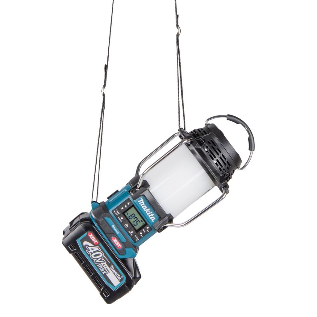 MAKITA Lyhty / Radio / Kaiutin XGT. Kuvassa Lyhty / Radio / Kaiutin XGT roikkumassa hihnan varassa.