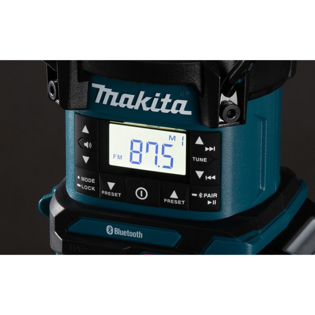 MAKITA Lyhty / Radio / Kaiutin XGT. Lähikuvassa Lyhty / Radio / Kaiutin XGT:n digitaalinäyttö loistaa pimeässä.