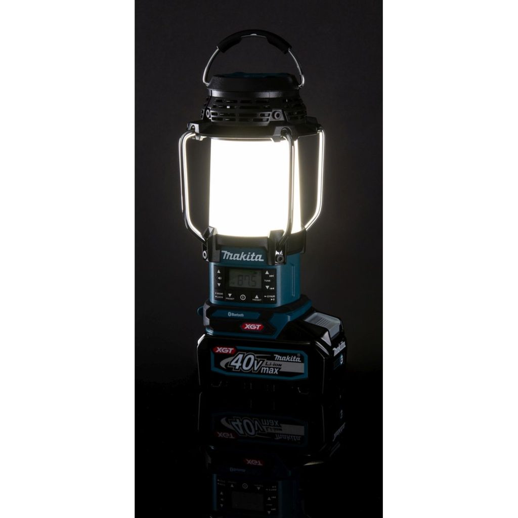 MAKITA Lyhty / Radio / Kaiutin XGT. Kuvassa Lyhty / Radio / Kaiutin XGT loistaa pimeässä pystyasennossa.