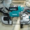 MAKITA Vannesaha XGT. Kuvassa henkilö sahaamassa PVC-putkea Vannesaha XGT:n avulla.