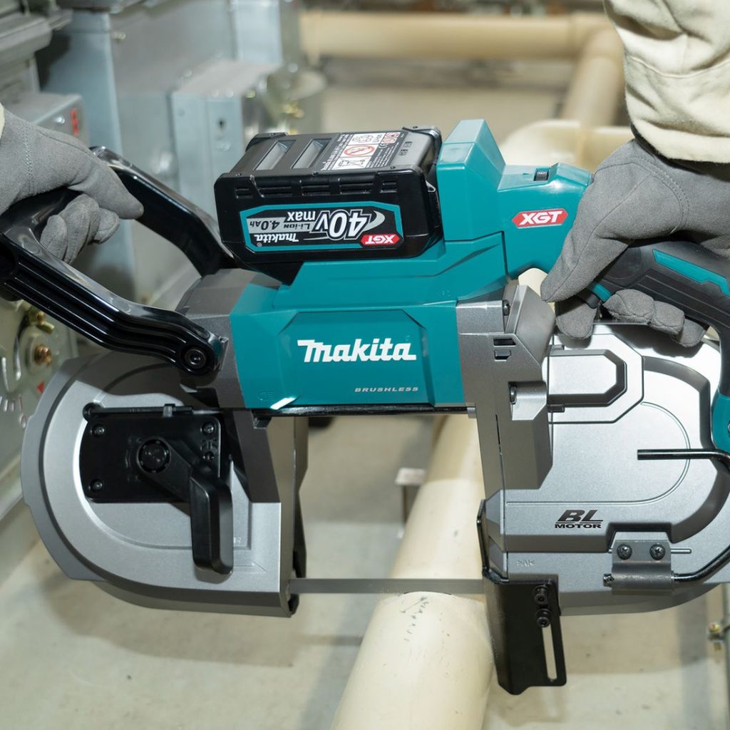 MAKITA Vannesaha XGT. Kuvassa henkilö sahaamassa PVC-putkea Vannesaha XGT:n avulla.