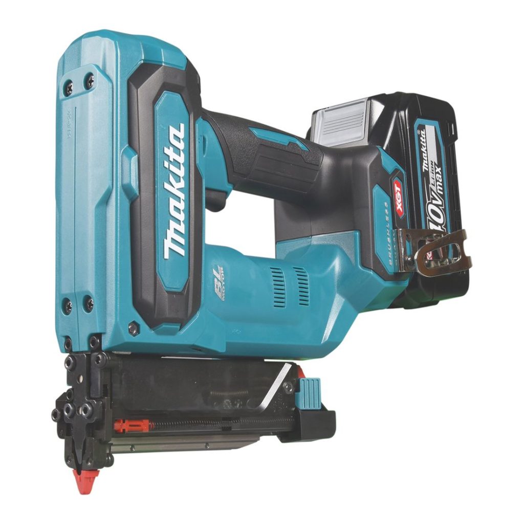 MAKITA Pinninaulain XGT. Kuvassa Pinninaulain XGT oikealta etuviistosta.