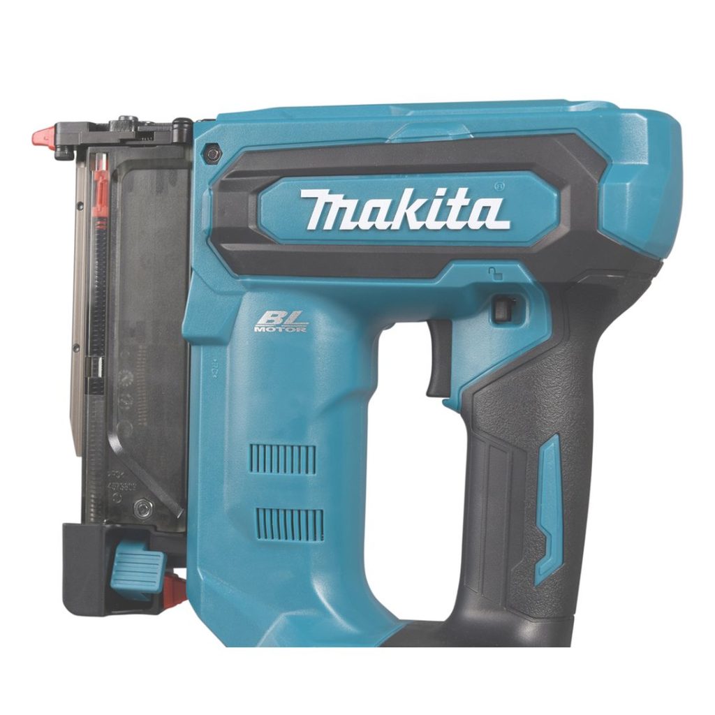 MAKITA Pinninaulain XGT. Lähikuvassa Pinninaulain XGT vasemmalta takaviistosta.