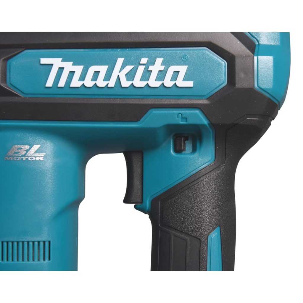 MAKITA Pinninaulain XGT. Lähikuvassa Pinninaulain XGT:n liipaisin.