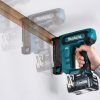 MAKITA Pinninaulain XGT. Kuvassa henkilö naulaamassa kattolistaa seinään Pinninaulain XGT:n avulla.