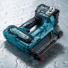MAKITA Pinninaulain XGT. Kuvassa Pinninaulain XGT peltilevyn päällä. Naulain peltilevy vesiroiskeiden peittämänä.