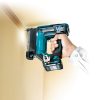 MAKITA Pinninaulain CXT. Kuvassa henkilö naulaamassa kattolistaa Pinninaulain CXT:n avulla.