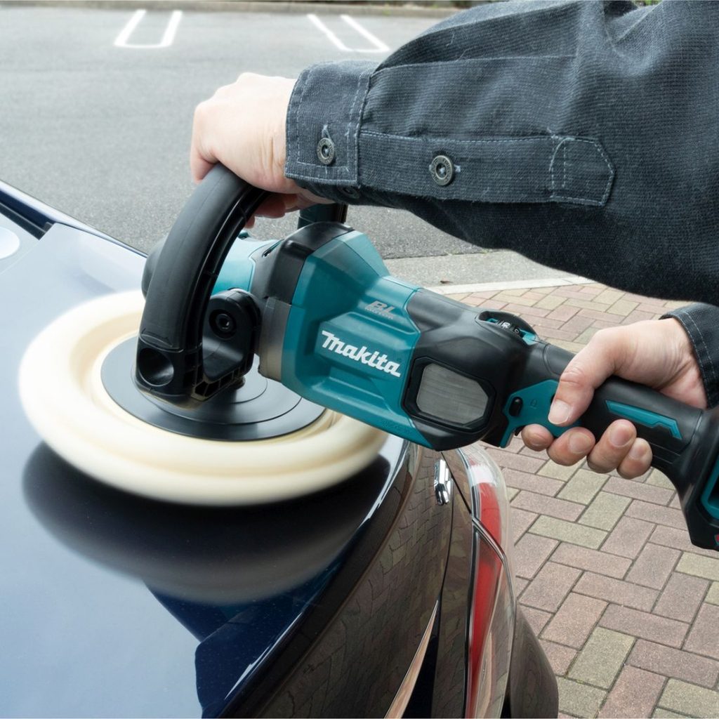 MAKITA Kiillotuskone XGT. Kuvassa henkilö kiillottamassa henkilöauton tavaratilan luukkua Kiillotuskone XGT:n avulla.