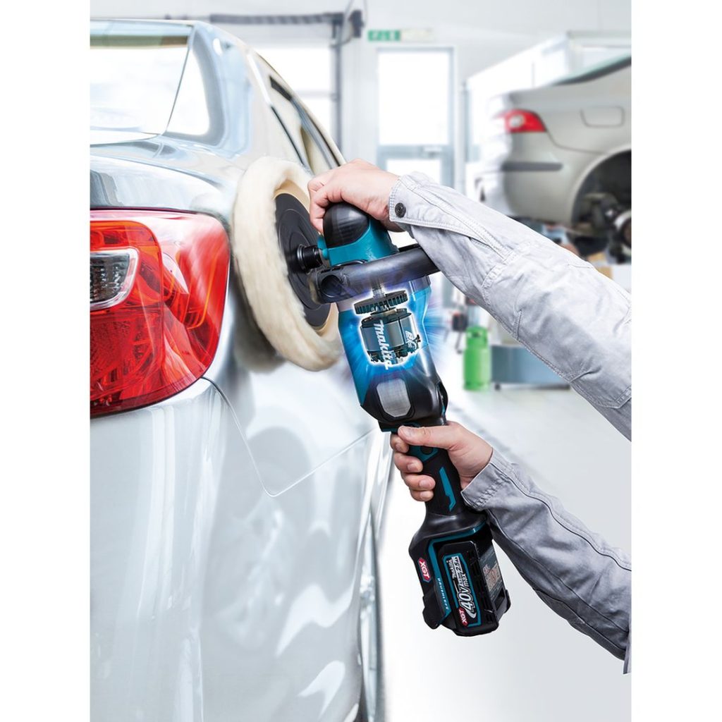 MAKITA Kiillotuskone XGT. Kuvassa henkilö kiillottamassa henkilöautoa Kiillotuskone XGT:n avulla.