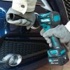 MAKITA Hioma-/kiillotuskone CXT. Kuvassa henkilö kiillottamassa auton etupuskuria Hioma-/kiillotuskone CXT:n avulla.