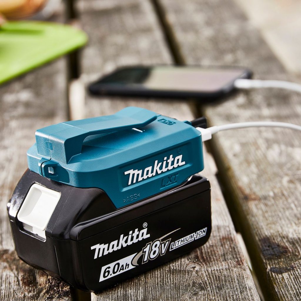 MAKITA Akkuadapteri LXT. Kuvassa matkapuhelin latauksessa Akkuadapteri LXT:n avulla.