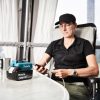 MAKITA Akkuadapteri LXT. Kuvassa henkilö katsomassa matkapuhelintaan Akkuadapteri LXT:n pidentäessä matkapuhelimen akun kestoa.