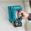 MAKITA Nitoja CXT. Kuvassa henkilö nitomassa rakennusmuovia työmaalla Nitoja CXT:n avulla.