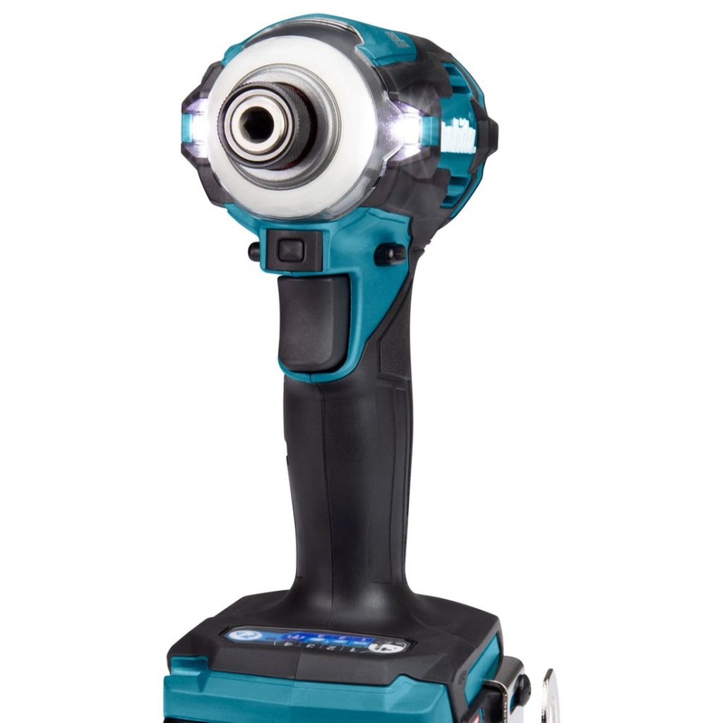 MAKITA Iskevä ruuvinväännin XGT. Lähikuvassa Iskevä ruuvinväännin XGT LED-valo päällä oikealta etuviistosta.