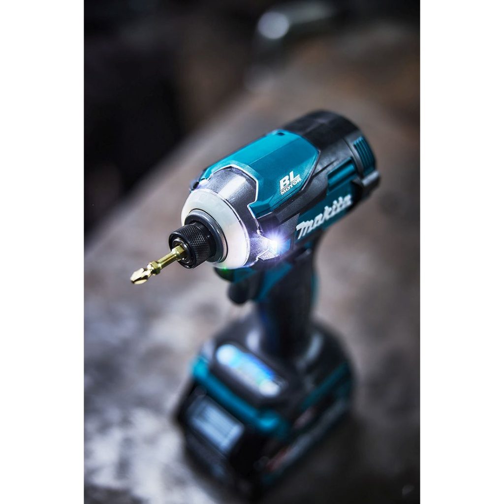 MAKITA Iskevä ruuvinväännin XGT. Kuvassa Iskevä ruuvinväännin XGT LED-valo päällä oikealta etuyläviistosta.