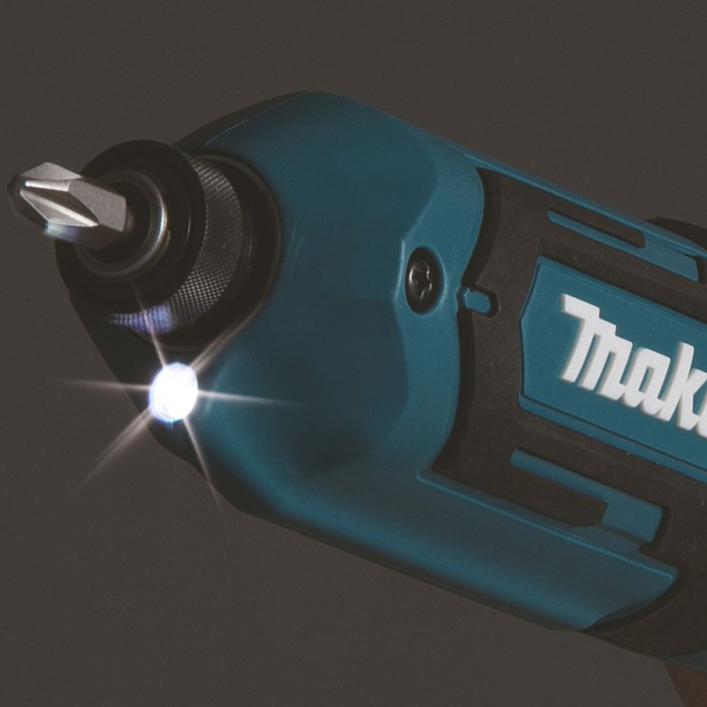 MAKITA Iskevä sauvaruuvinväännin. Kuvassa iskevän sauvaruuvinvääntimen LED-valo.