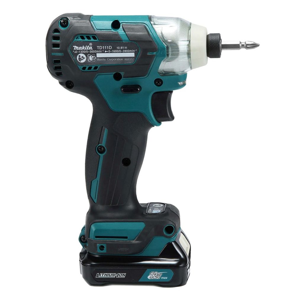 MAKITA Iskevä ruuvinväännin CXT. Kuvassa Iskevä ruuvinväännin CXT oikealta sivustapäin.