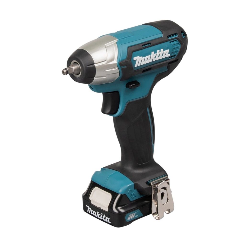 MAKITA Iskevä mutterinväännin CXT. Kuvassa Iskevä mutterinväännin CXT oikealta etuyläviistosta.