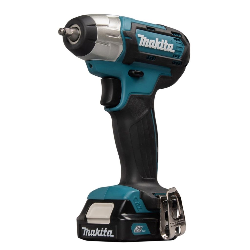 MAKITA Iskevä mutterinväännin CXT. Kuvassa Iskevä mutterinväännin CXT oikealta etuviistosta.