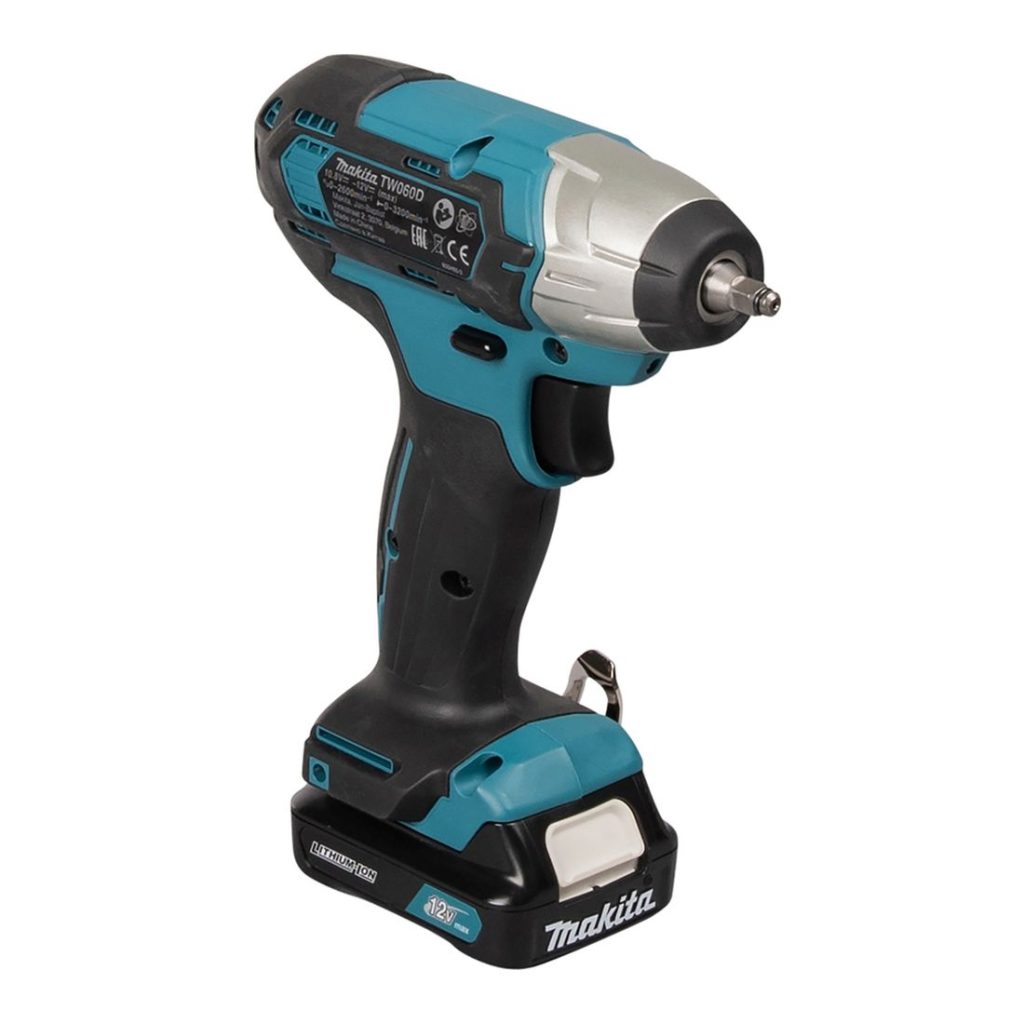 MAKITA Iskevä mutterinväännin CXT. Kuvassa Iskevä mutterinväännin CXT vasemmalta etuyläviistosta.