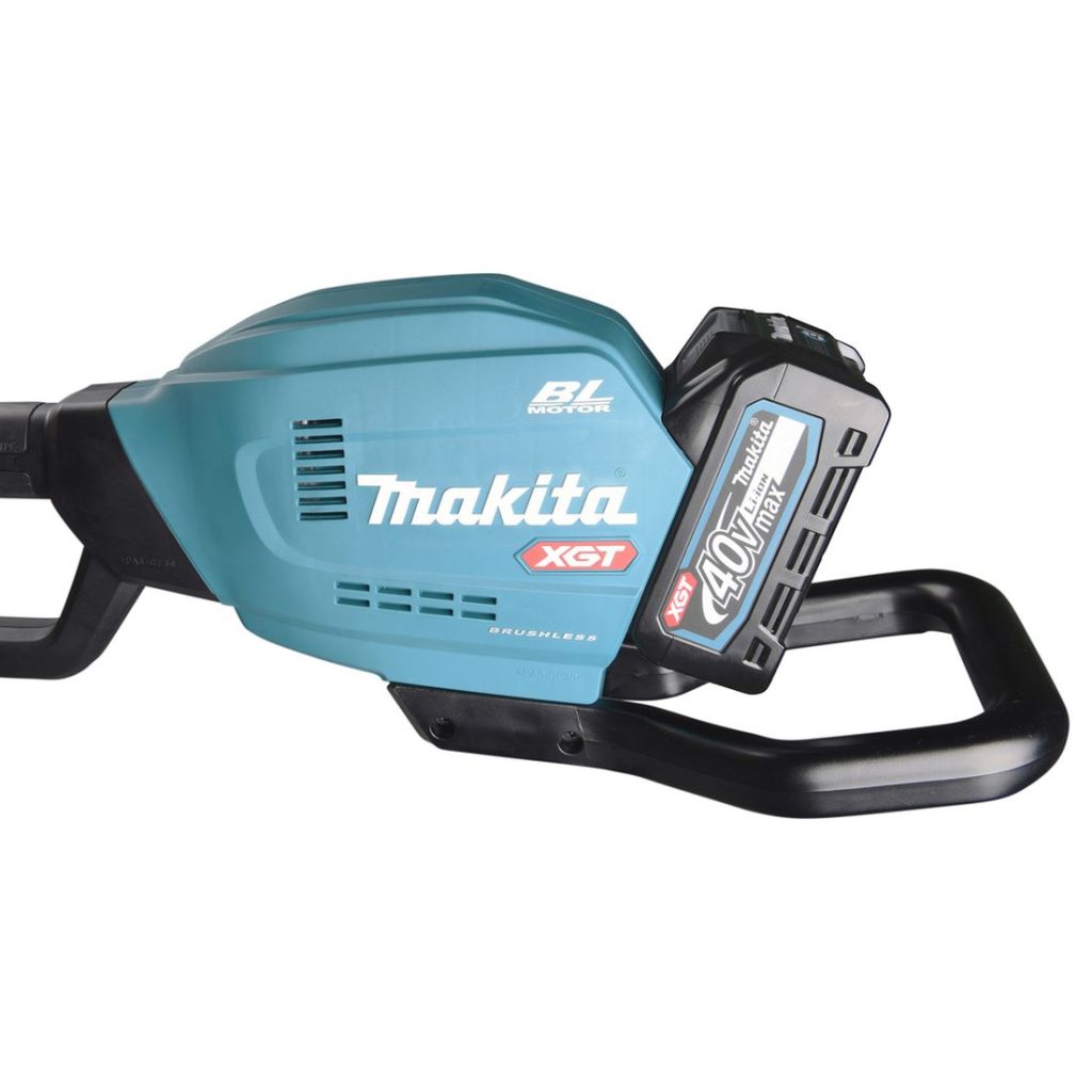 MAKITA Ketjusaha XGT. Lähikuvassa Ketjusaha XGT:n takakahva ja akku.