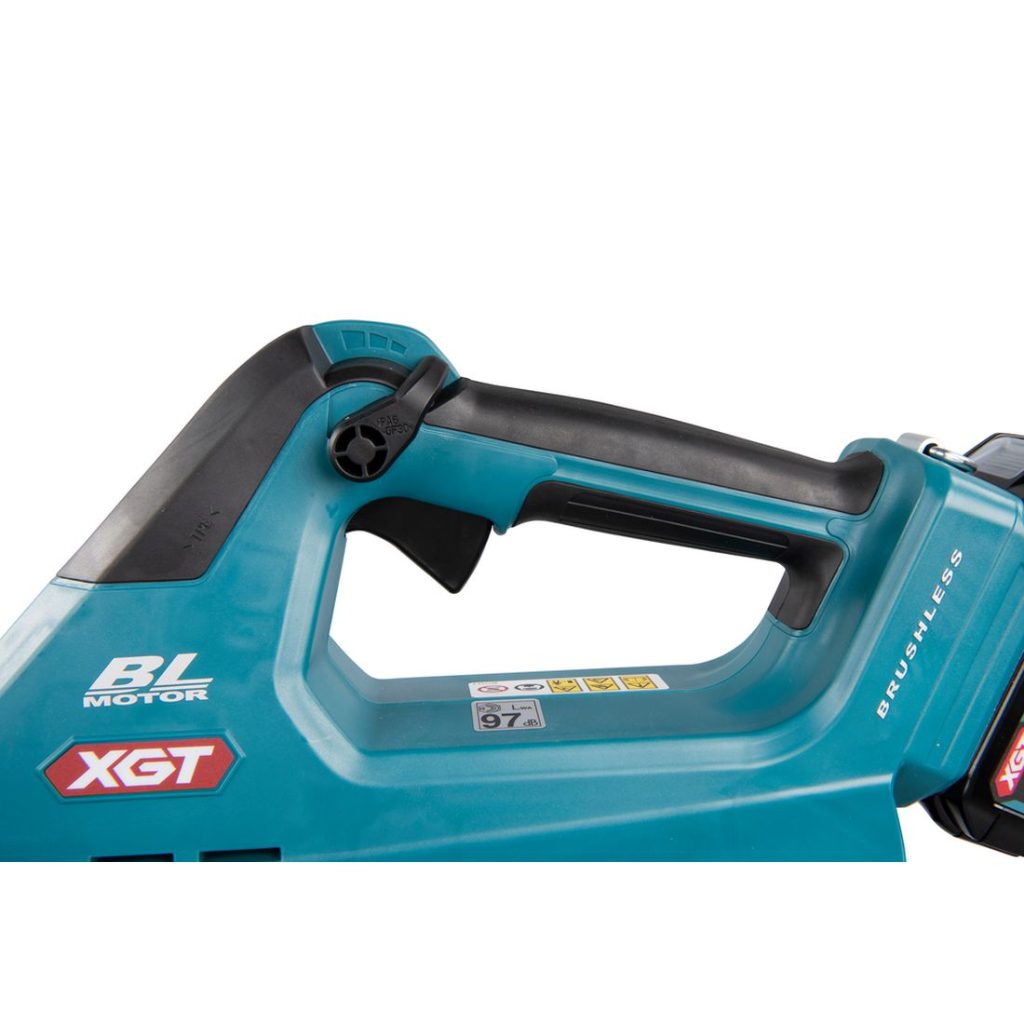 MAKITA Puhallin XGT. Lähikuvassa Puhallin XGT:n kumipintainen kädensija vasemmalta sivustapäin.