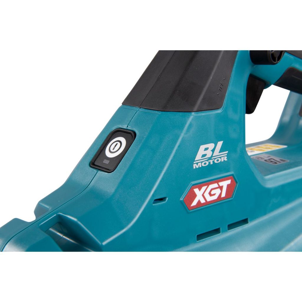 MAKITA Puhallin XGT. Lähikuvassa Puhallin XGT:n virtakytkin.