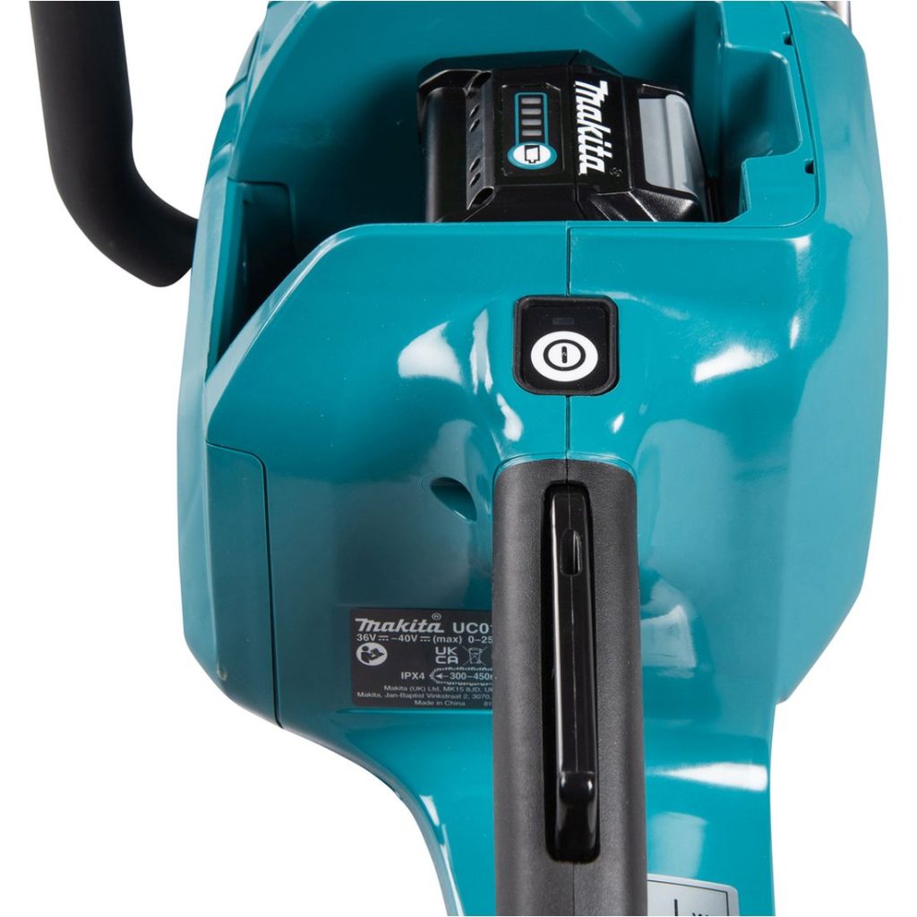 MAKITA Ketjusaha XGT. Lähikuvassa Ketjusaha XGT:n virtakytkin.